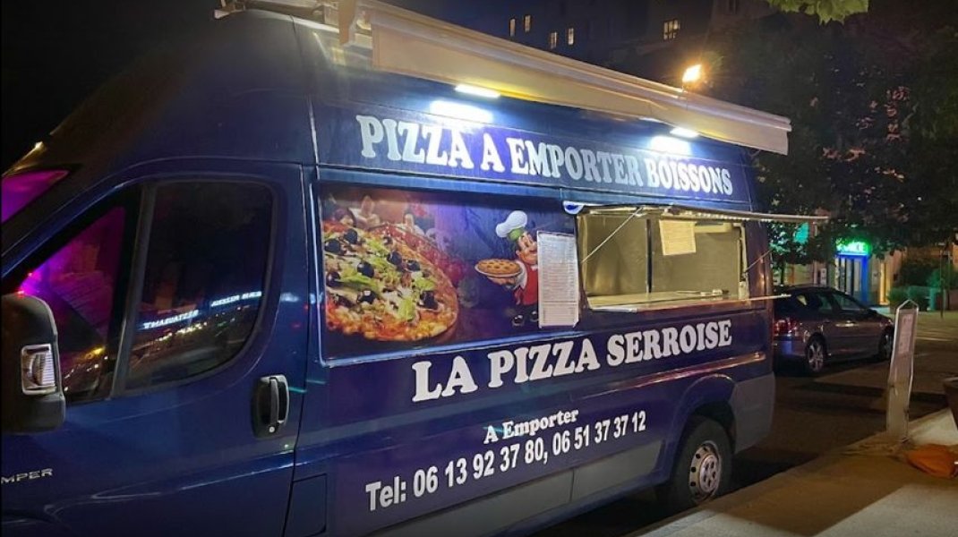 La Pizza Serroise à Serres - Camion pizza place de la Liberté (Copyright : A.Bytyqi)
