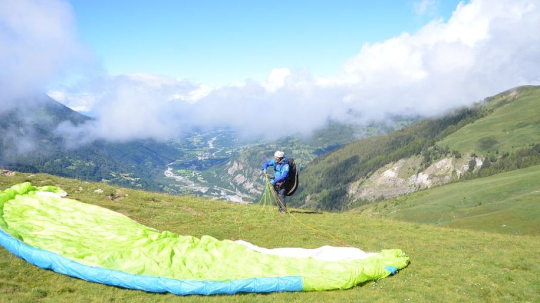 Paragliding (Copyright : Undiscovered Mountains)