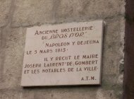 La Route Napoléon à Sisteron - Plaque rue Saunerie (Copyright : Office de Tourisme Sisteron Buëch)
