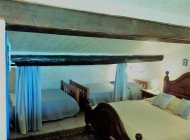 Chambre étage,grand lit et 2 lits individuels (Copyright : Le Vieux Mûrier)
