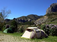 Camping les Noyers à Orpierre - Emplacement avec tente (Copyright : Camping des Princes d'Orange)
